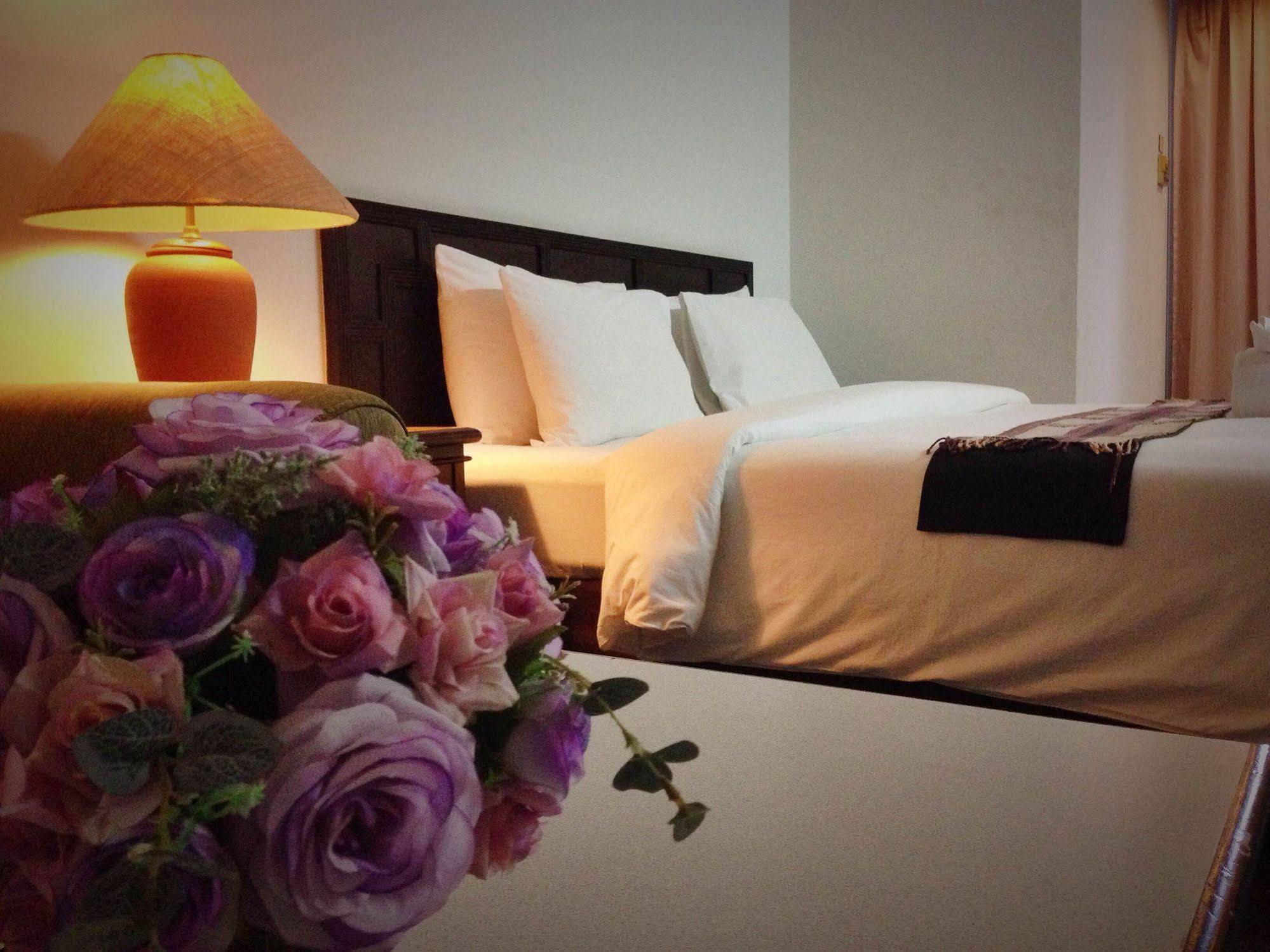 Thapaeplacehotel Chiang Mai Exteriör bild